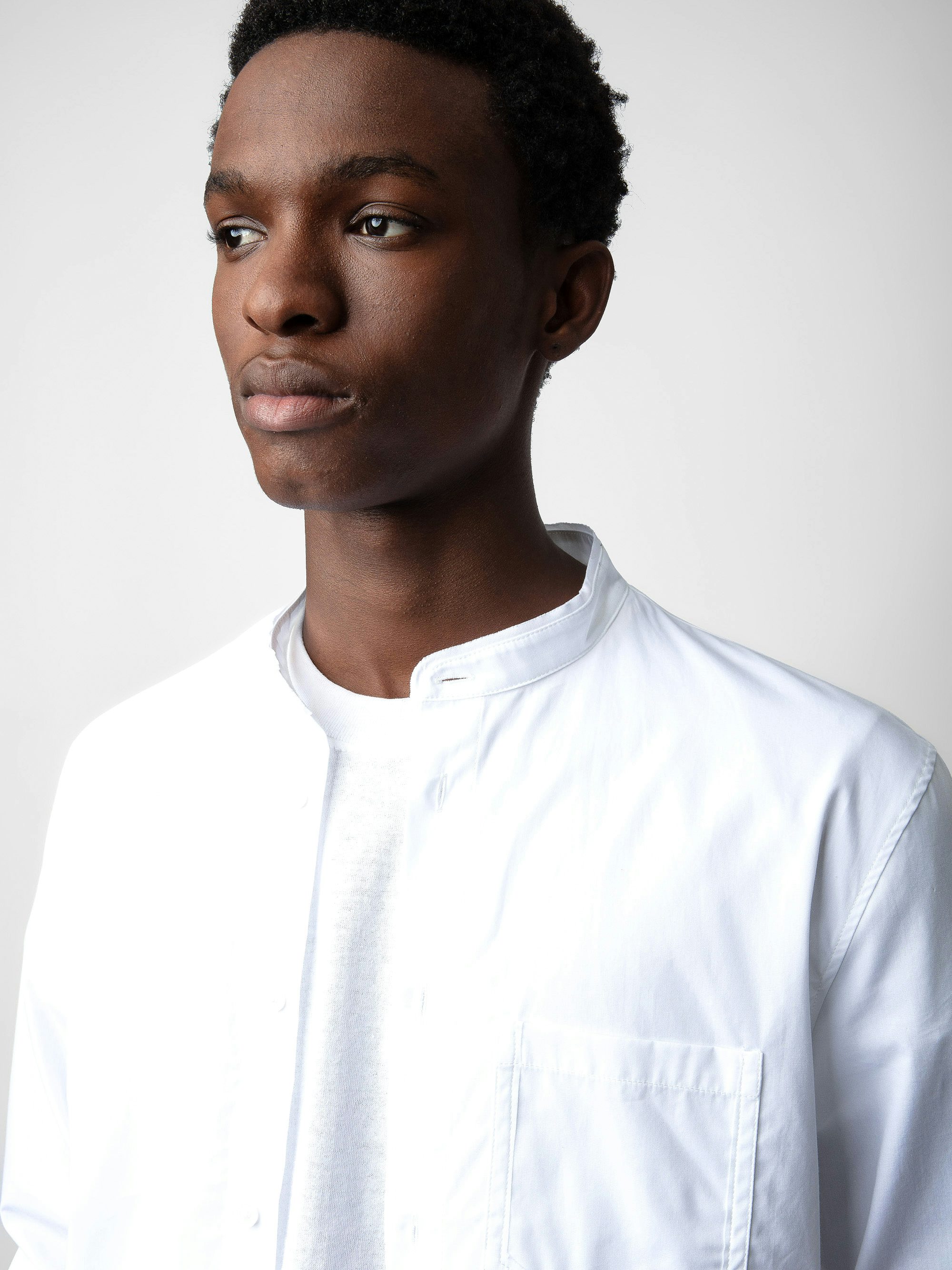 Camicia Sydney - Camicia in popeline di cotone con colletto alla coreana, taglio vivo e ricamo sul polsino sinistro.